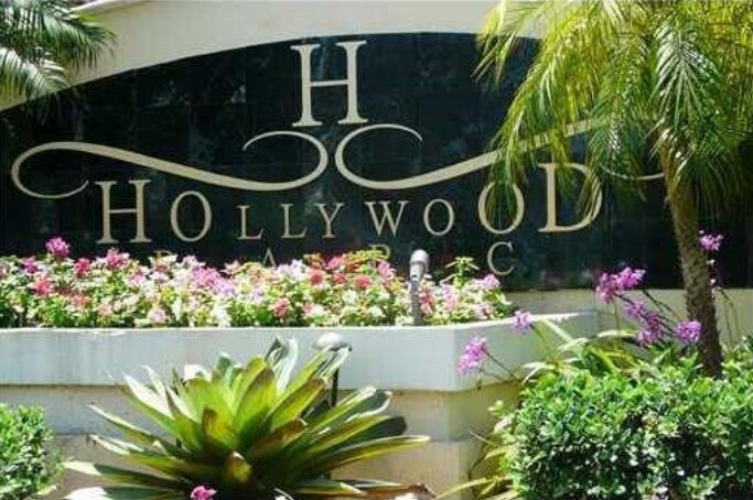 Hollywood Parc... Beautiful community with many well-laid walking paths - 550 S Park Rd