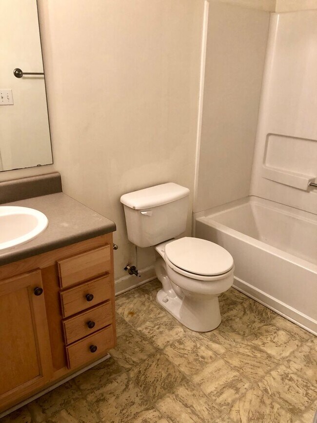 Building Photo - 3 Bedroom/3 Bathroom Condo in Harts Cove!