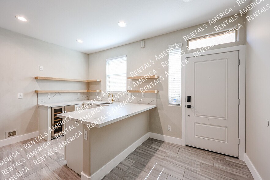 Building Photo - 7855 W Rock Springs Dr