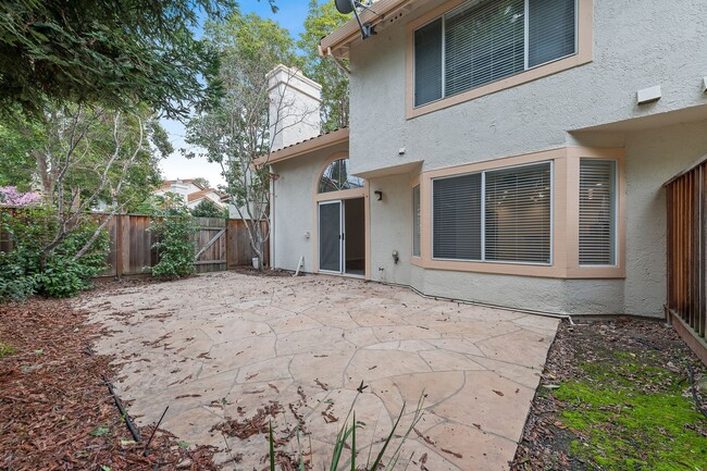 Building Photo - Newly Remodeled Townhome in Desirable Comm...