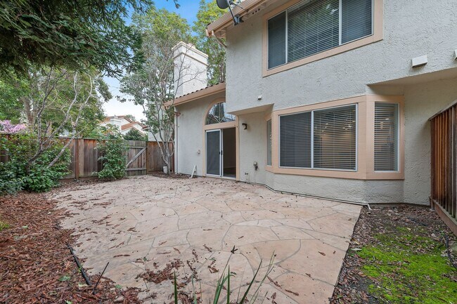 Building Photo - Newly Remodeled Townhome in Desirable Community!