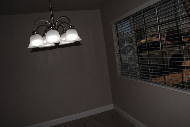 Building Photo - 8817 Butternut Ave