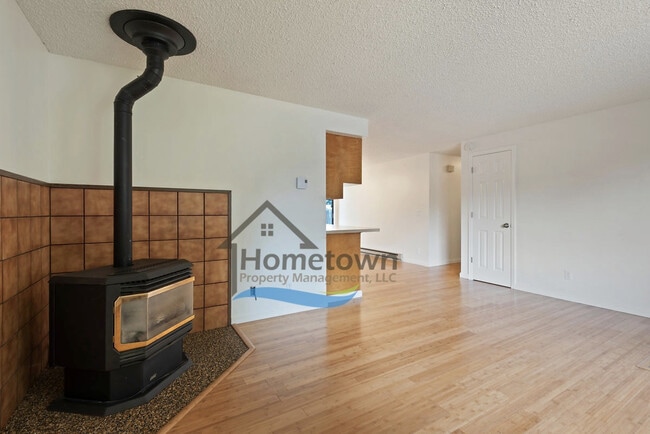 Building Photo - Great 3 Bedroom 2 Bath Duplex with Garage ...