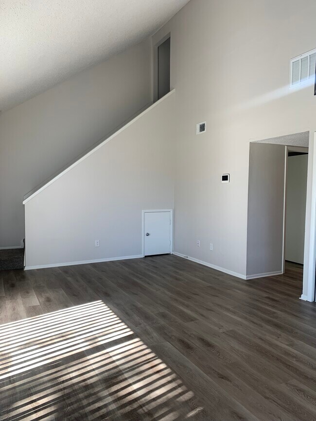 Building Photo - 2558 W Bird St