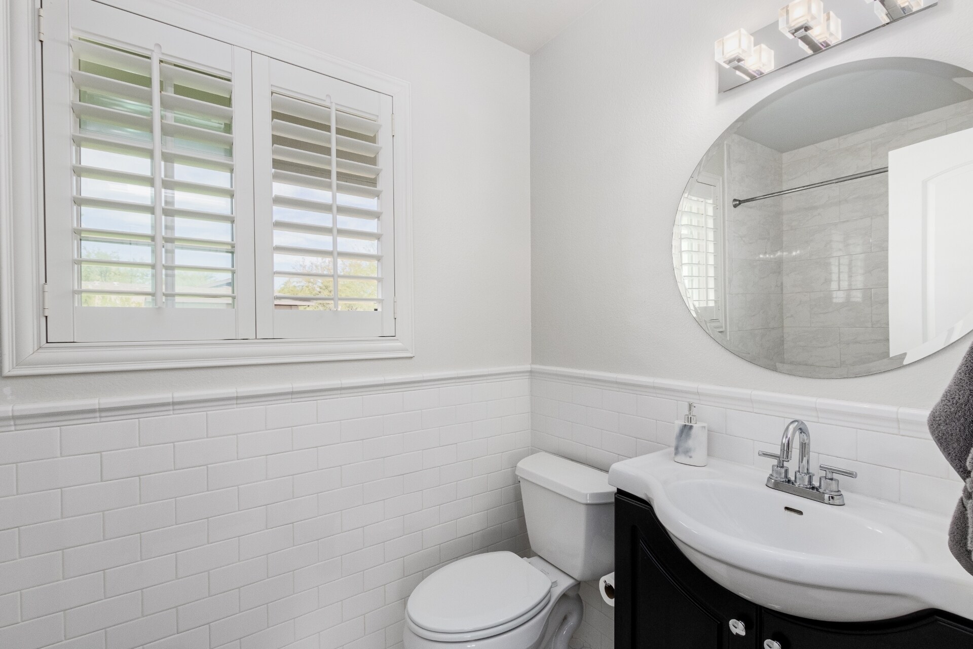 hall bathroom - 5214 N 43RD PL