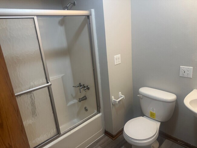 Building Photo - 5-Bedroom, 2-Bath Rental Home in Urbandale...
