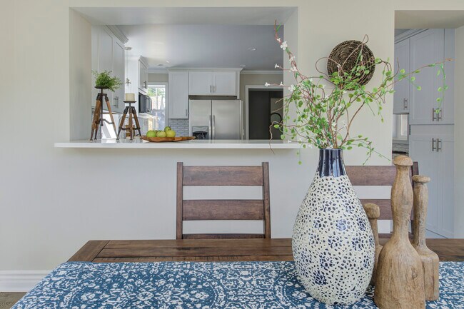 Building Photo - 701 Lincoln St