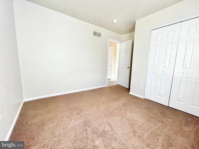 Building Photo - 229 Northdown Dr