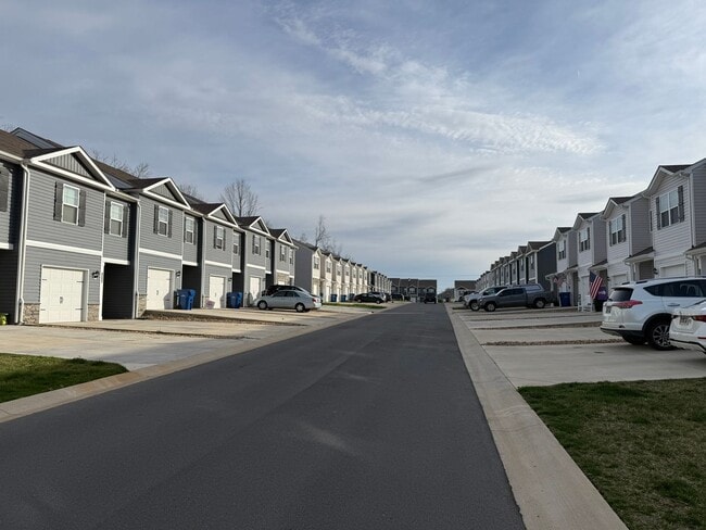 Building Photo - 3 Bedroom Condo Central Jonesborough