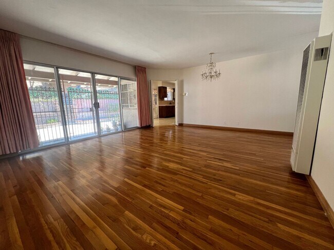 Building Photo - Spacious 3B 1.5BA Single Family Residence ...