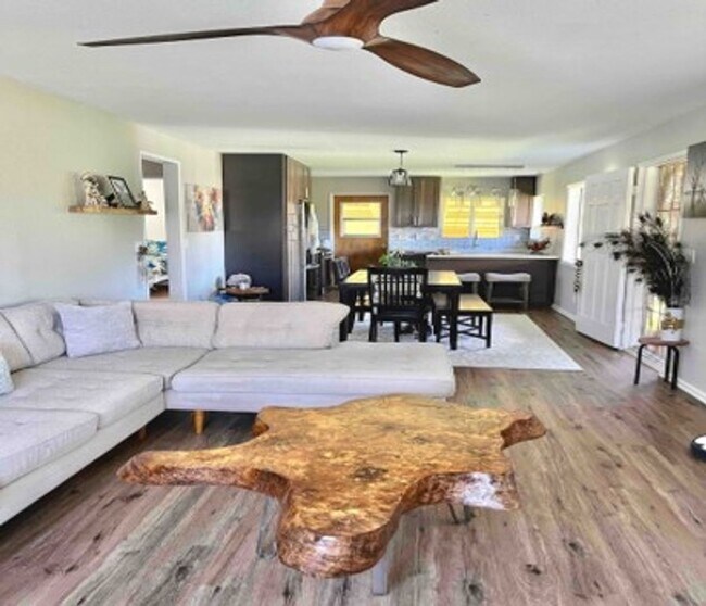 Building Photo - Available Now | Furnished 2BD/1BA Home in Hawaiian Paradise Park