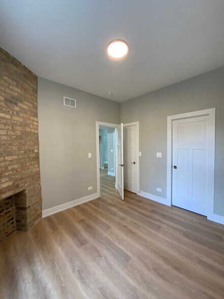 Building Photo - 440 W Belden Ave