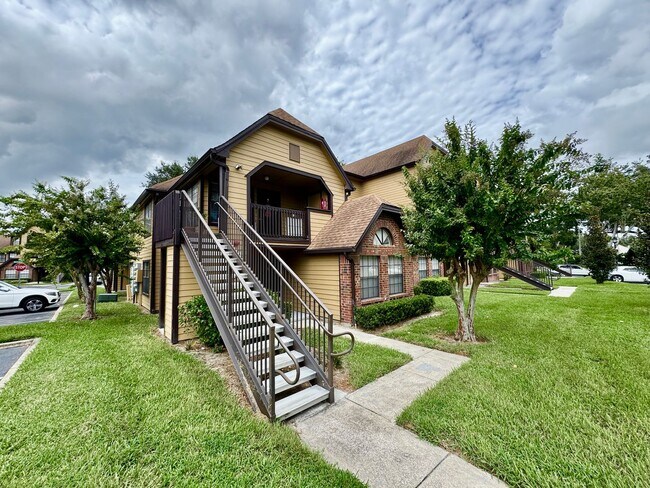 Building Photo - 2/2 Condo in Gated Lakefront Community ~ G...