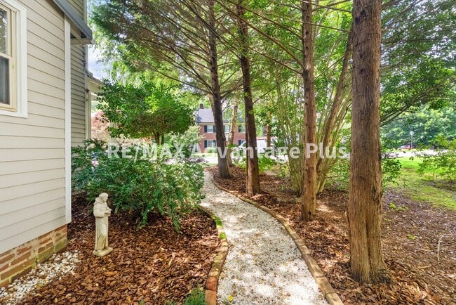 Building Photo - Spacious home located in The Avenues