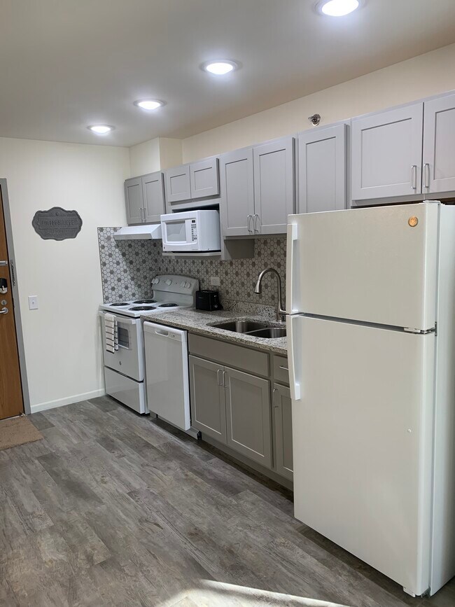 Kitchen - 131 E Park Ave