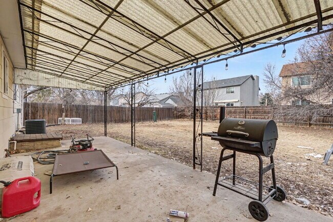 Building Photo - 695 Calle Entrada