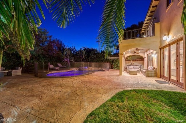 Building Photo - 6 br, 6.5 bath House - 12530 Collins St