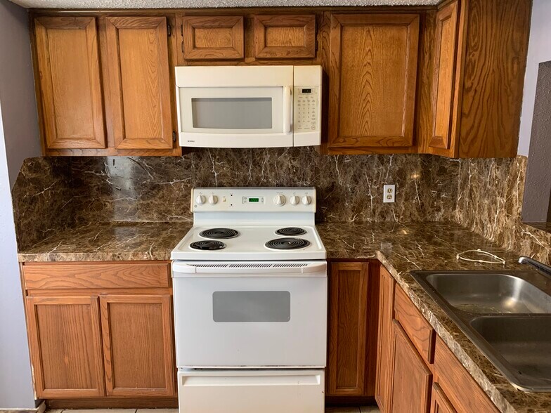 kitchen - 15610 Weldon Dr