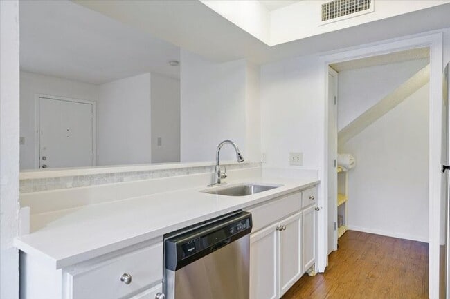 Building Photo - 1313 Southport Dr