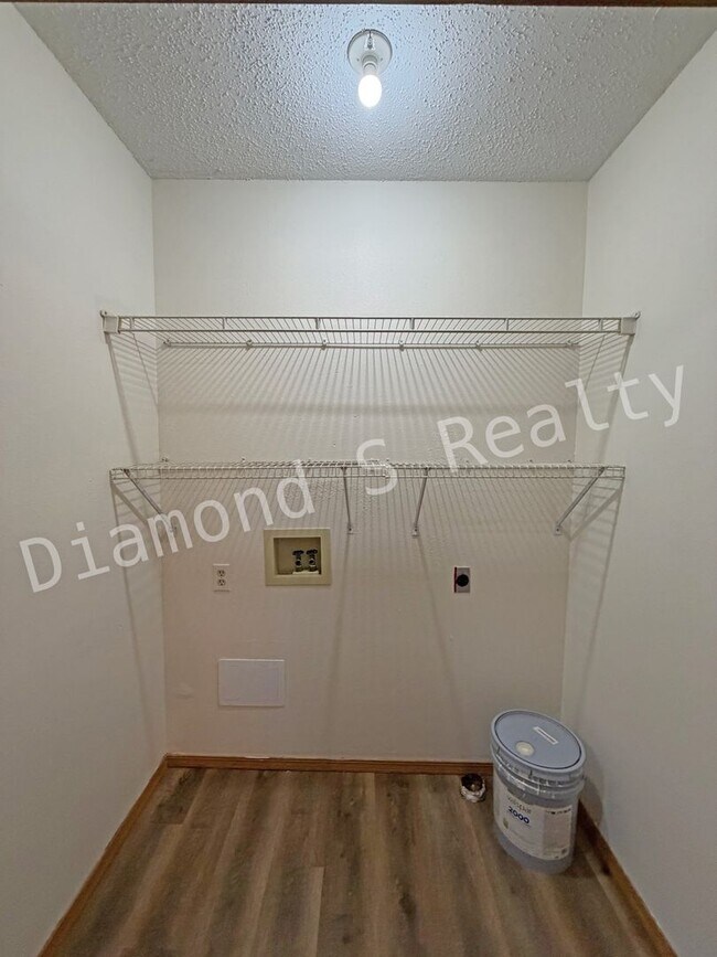 Building Photo - 3 Bed / 1.5 Bath Home - Great South Spring...