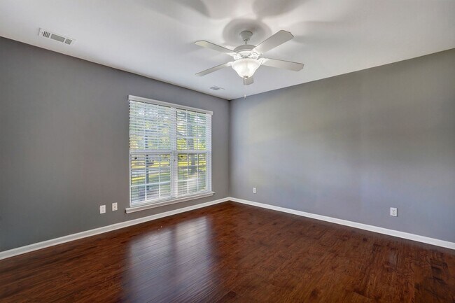 Building Photo - Richmond Hill Beauty: 4-Bedroom Home with Stunning Lagoon Views!