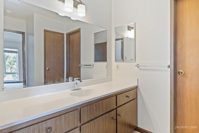 Building Photo - 160 Gardenside Dr