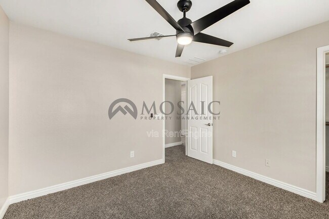 Building Photo - 2464 E Hazeltine Way