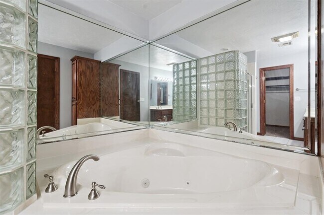 Building Photo - 805 Arlington Dr