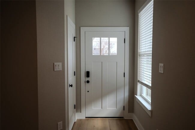 Building Photo - 380 N Dallas St