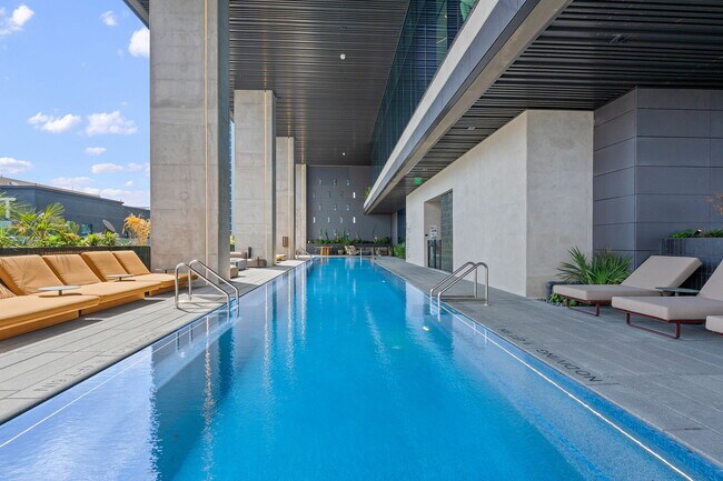 Building Photo - 610 Davis St