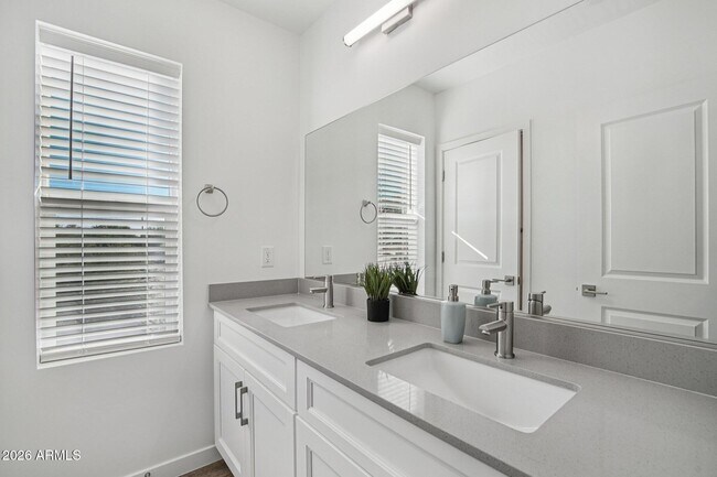 Building Photo - 3021 W Williams Dr