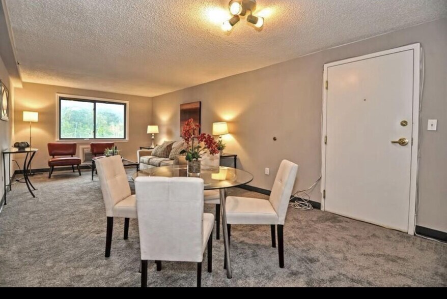 Building Photo - 688 Boston Post Rd E