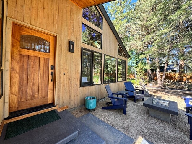 Building Photo - FOR RENT: FURNISHED LONG-TERM EXTREMELY CO...