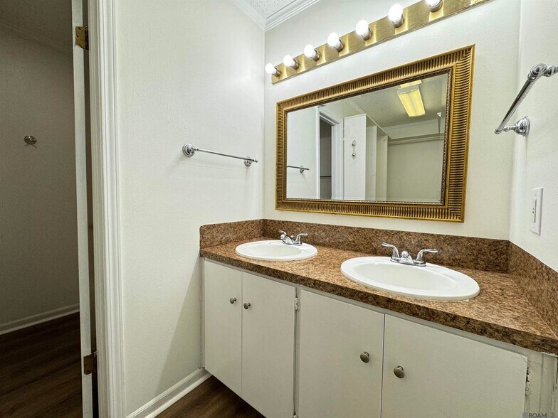 Building Photo - 1732 Manor Oak Dr