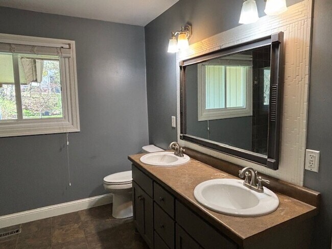 Building Photo - Available NOW! Gorgeous 3BR/2 BA Unit in Hastings!