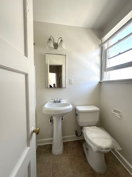 Building Photo - 1737 N Sycamore Ave