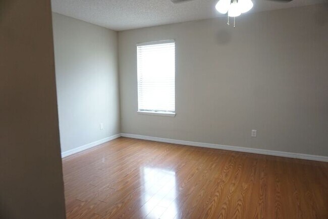 Building Photo - 2/2 Townhome close to NAS Jax. No Additional Fees