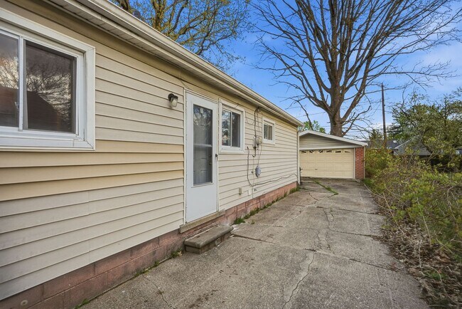 Building Photo - Come see your new home!