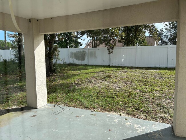 Building Photo - Deltona home - Move in ready.