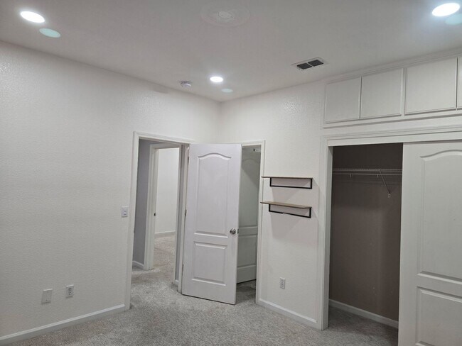 Building Photo - Big beautiful Home for rent in Visalia, Ca