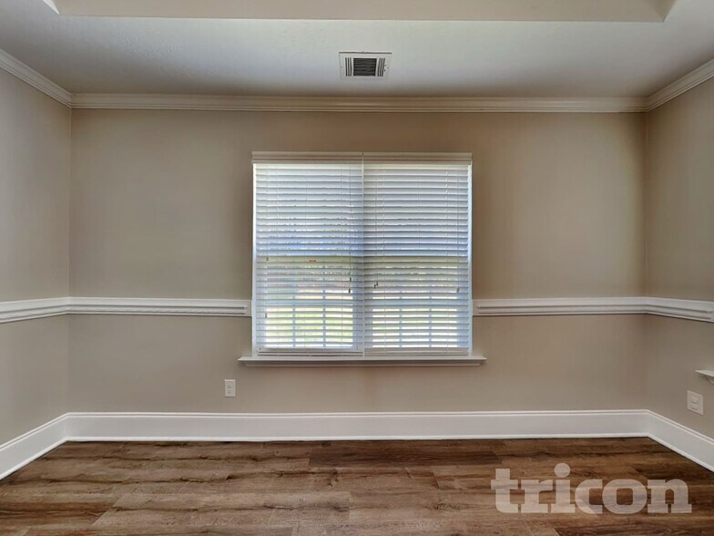 Building Photo - 1329 Royal Oak St