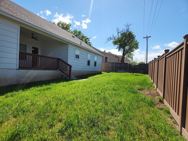 Building Photo - Spacious Home