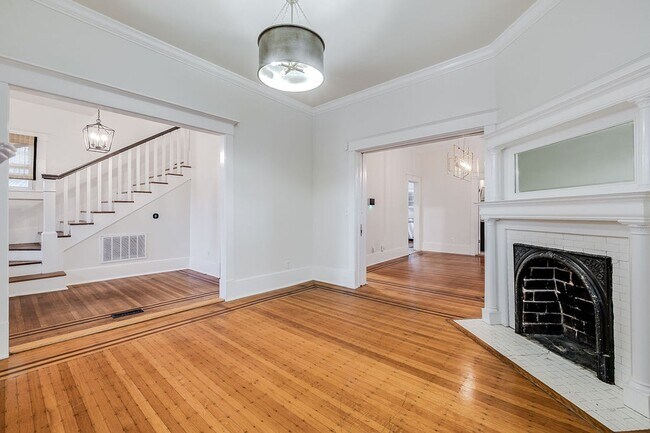 Building Photo - Beautiful Baldwin Park Craftsman home ready for move in!