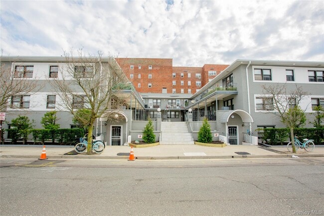 Primary Photo - 470 E Broadway