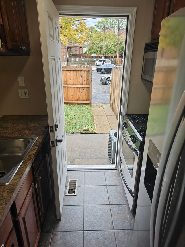 Building Photo - Wonderfully Remodeled Tri Level 3BR/2BTH S...