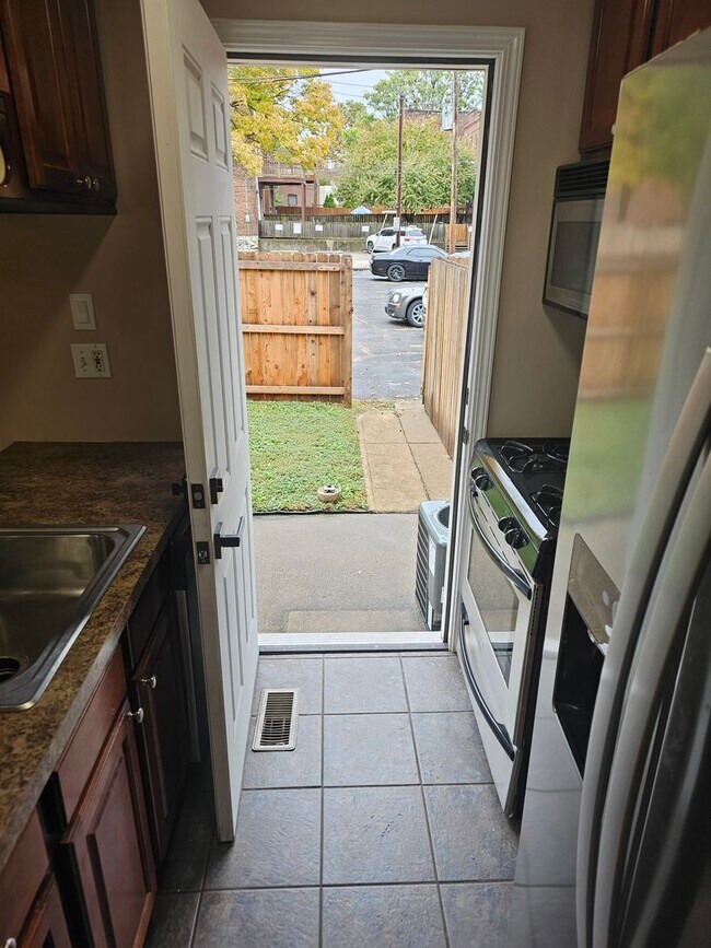 Building Photo - Wonderfully Remodeled Tri Level 3BR/2BTH Soulard Townhouse