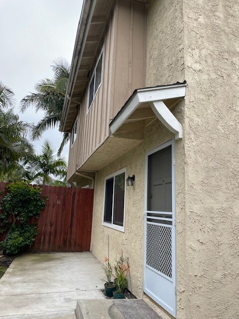 Unit #C Front Entrance - 16522 Hillview Cir