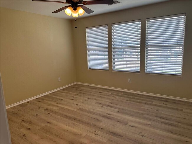 Building Photo - 5807 Camelia Evergreen Ln