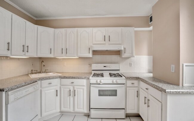 Building Photo - Gorgeous 3 bedroom unit in Brookline!