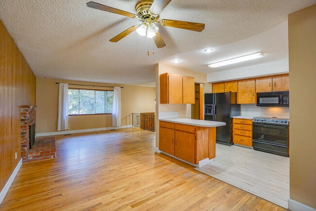 Building Photo - FOUR BEDROOM SPLIT LEVEL IN SALMON CREEK